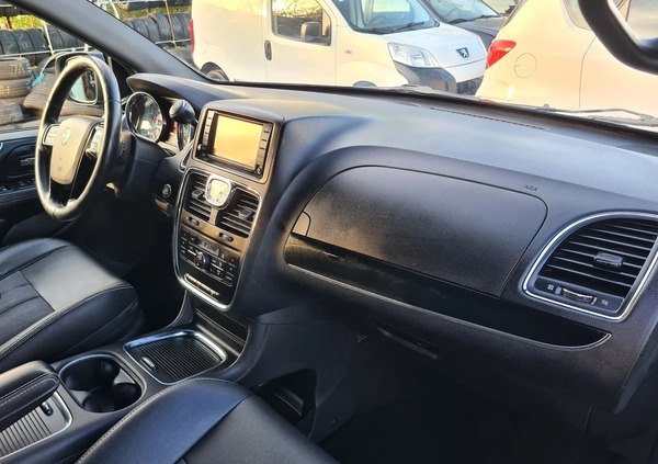 Lancia Voyager cena 61999 przebieg: 200473, rok produkcji 2014 z Miłakowo małe 781
